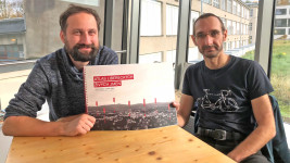 Daniel Vrbík (vlevo) a Václav Lábus s novým atlasem živých jmen Liberce